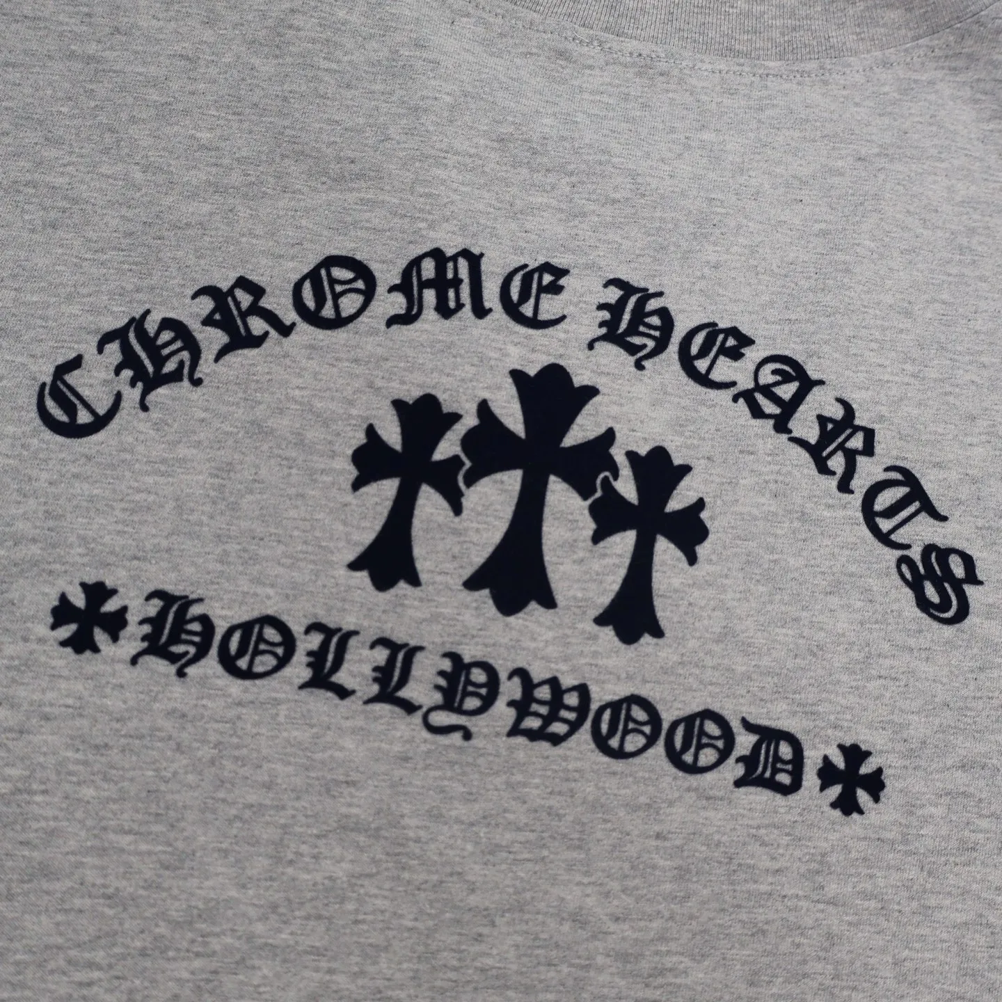 🅿️340 [Exclusive supply] CH Crow heart flocked cross long-sleeved T-shirt (grey) The original version was purchased and developed for 10949, a popular item in early autumn. The fabric is lightly brushed cotton 180g fabric. The upper body is super skin-friendly and soft. Original cowhide main label wash mark. Silver thread anti-counterfeiting laser. Purchased the original version and developed it 1:1 restoration. The flocking print is consistent with the original version. They are all black and cyan (green light), not the ordinary black fake version on the market. The collar threads are also dyed in the same vat. Size:S-M-L-XL